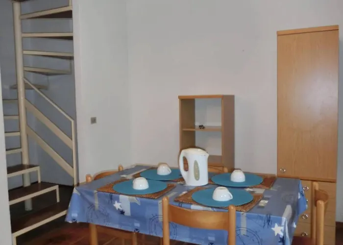 Cozy Flat With Pool Access Бібіоне