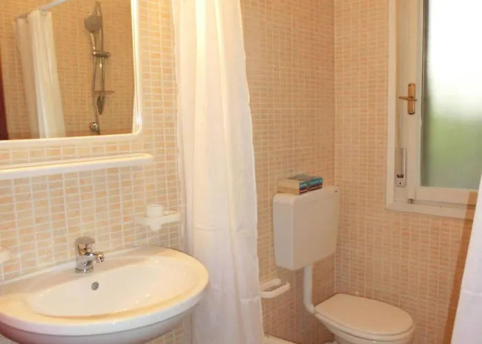 Апартаменти Cozy Flat With Pool Access