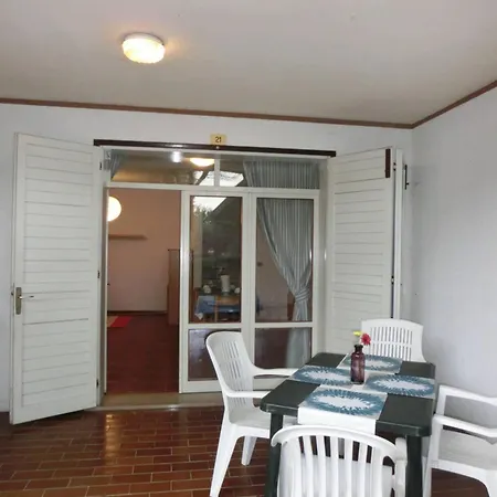 Two Story House With Enclosed Garden Appartement *