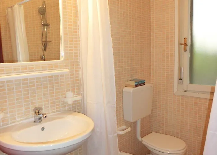 Cozy Flat With Pool Access بيبيوني